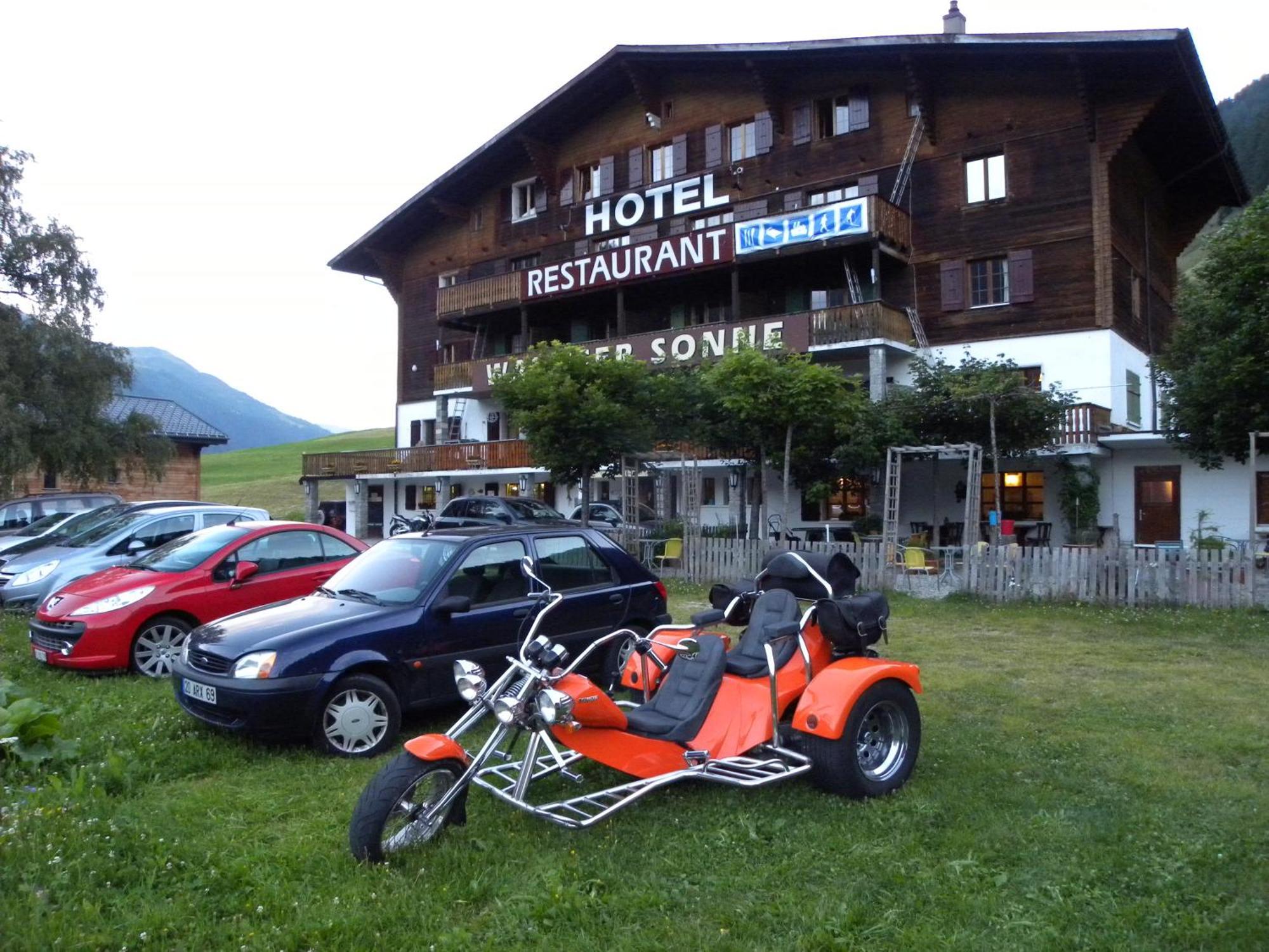 โฮเทล เรสเตอรองท์ วัลลีเซอร์ ซอนเนอ Hotel Reckingen ภายนอก รูปภาพ