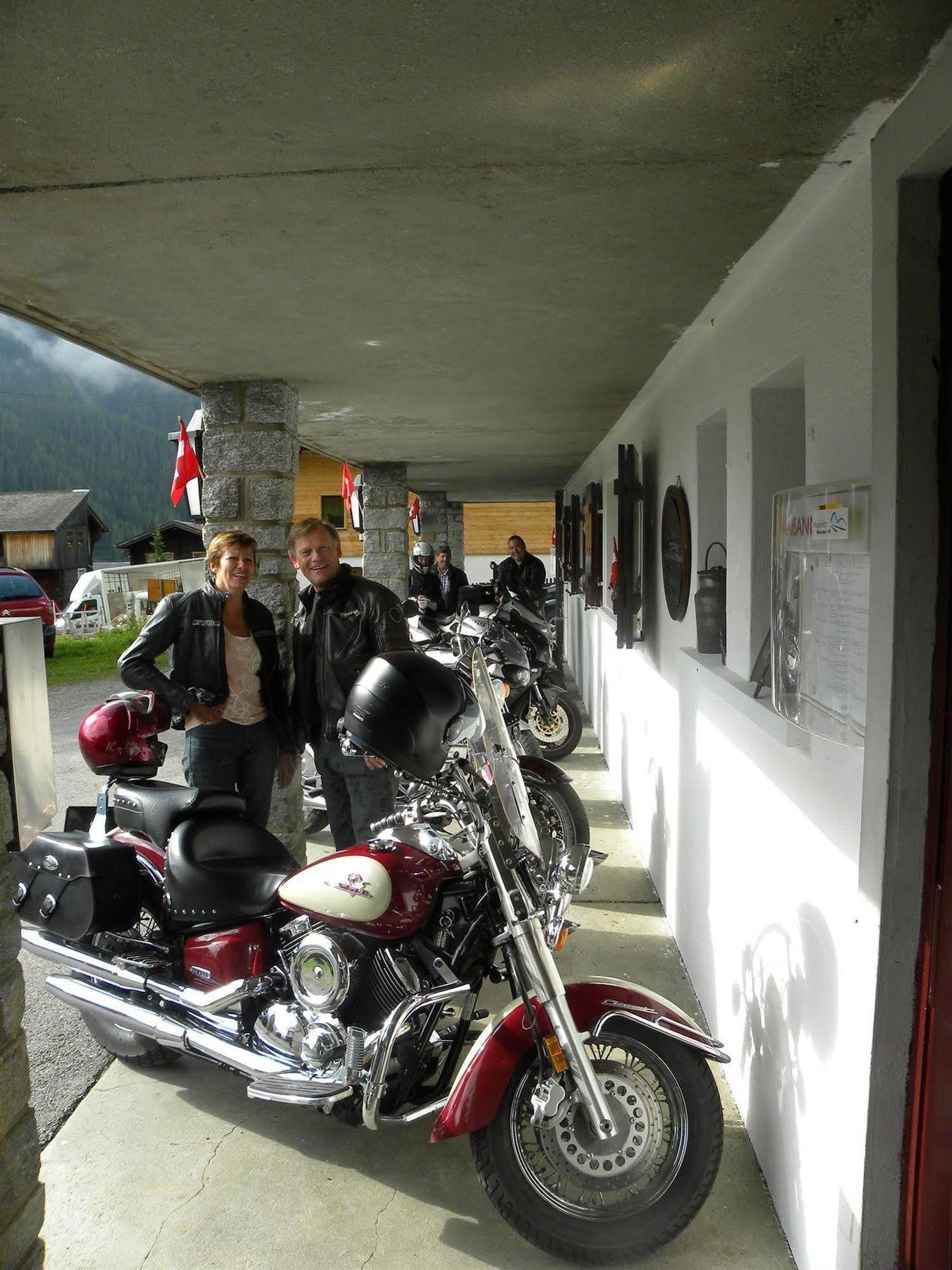 โฮเทล เรสเตอรองท์ วัลลีเซอร์ ซอนเนอ Hotel Reckingen ภายนอก รูปภาพ